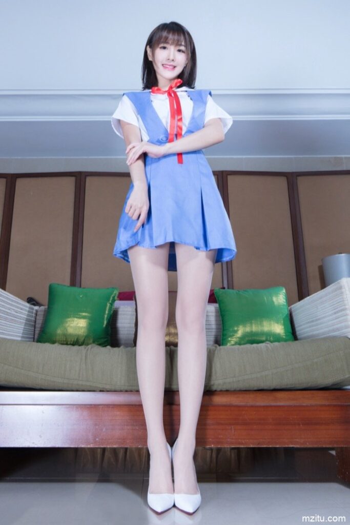 台湾妹子好甜美，一双大白腿让人移不开眼！-素云集