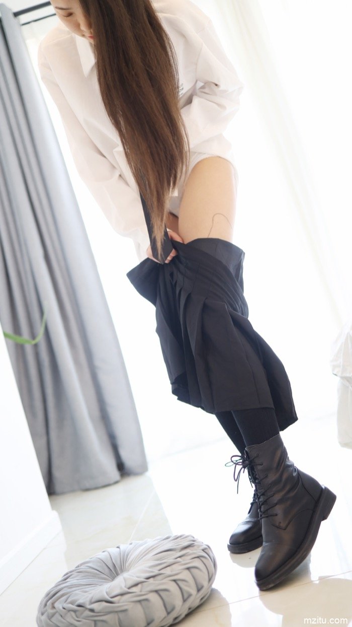 脱个精光躺倒床上，JK软妹张小妮皮肤白皙水嫩极致