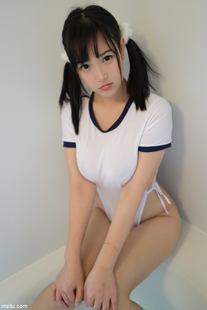 送福利！大胸妹子徐微微湿身喷血实拍图集(17)