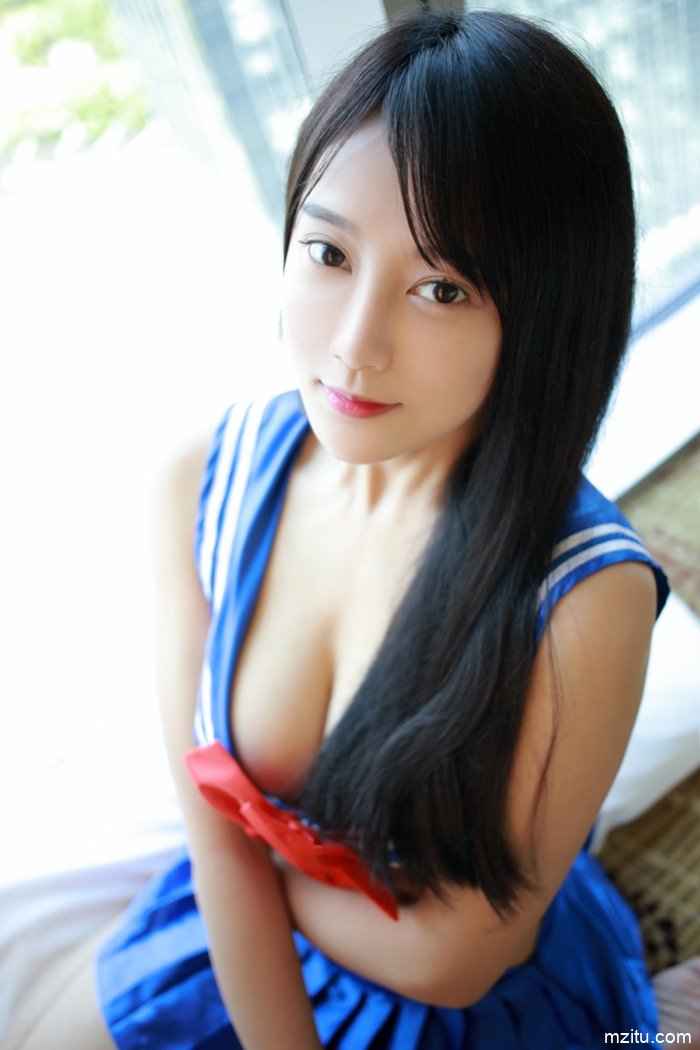 高颜值国产美女何嘉颖JK制服私房图片，漂亮又养眼(11)