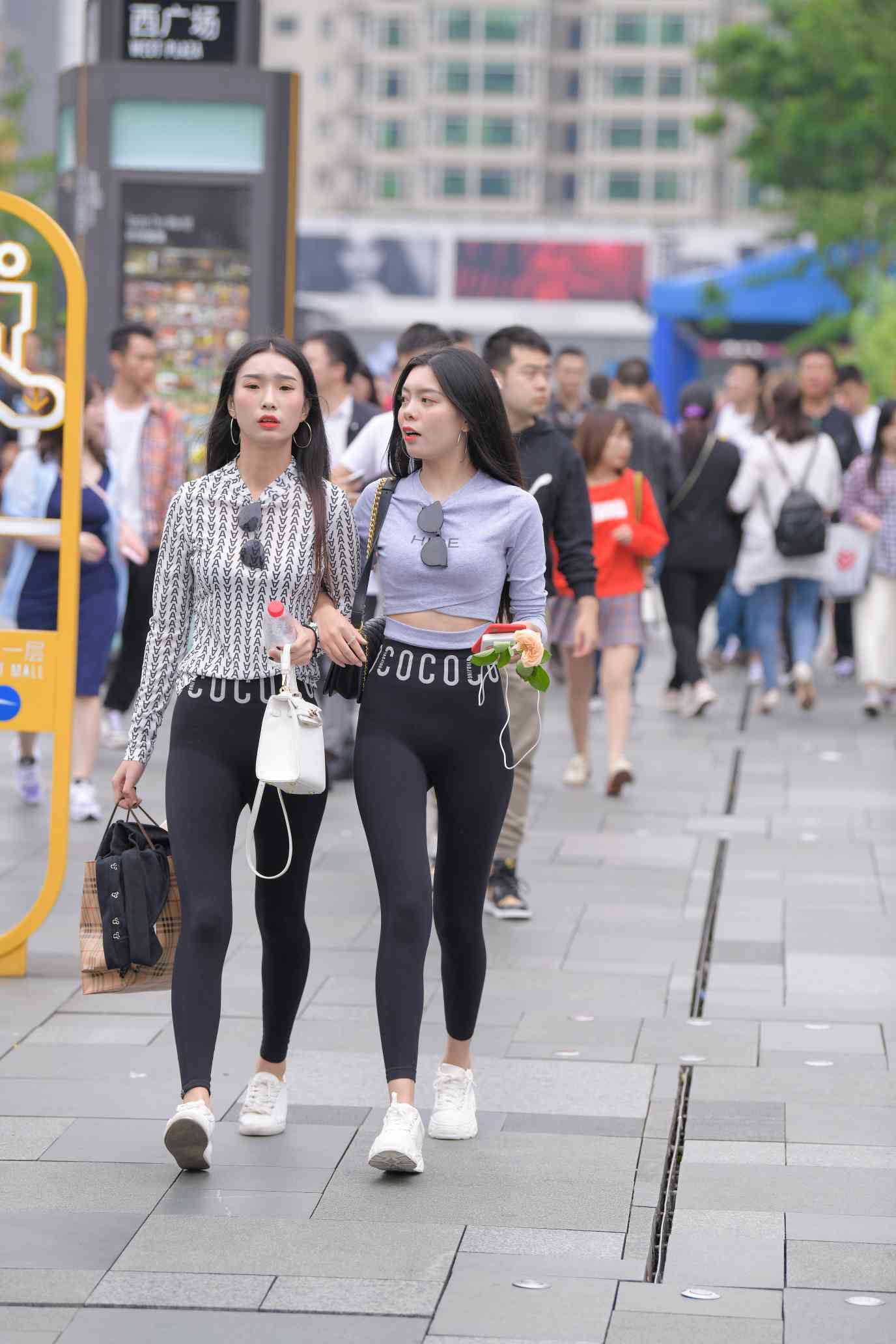 【免费】逛街的两个瑜伽裤姑娘【40P】04030-素云集