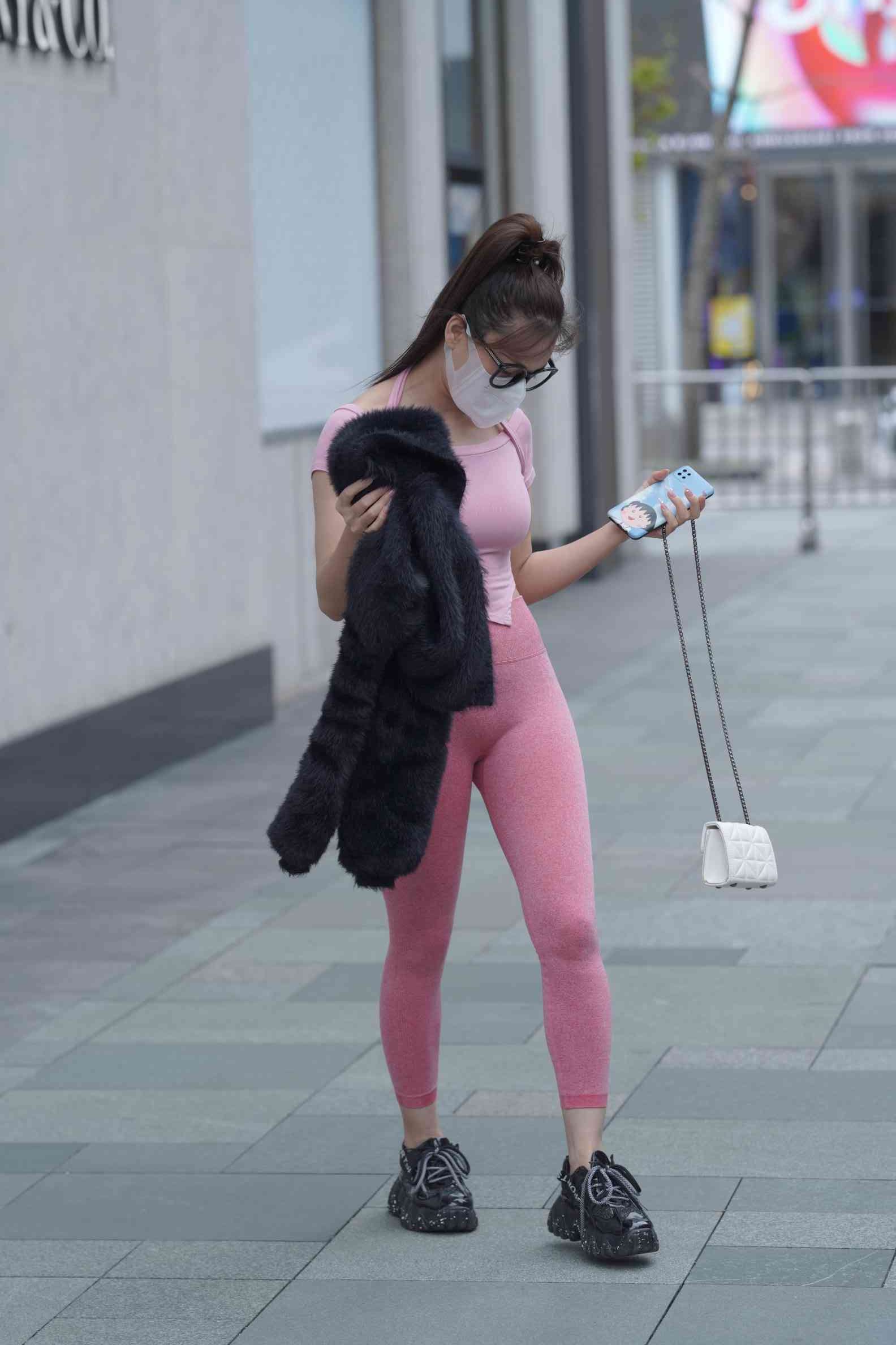 粉红色瑜伽裤的眼镜妹妹【93P】04019-素云集