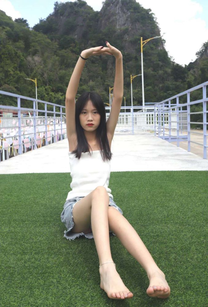 坐在草地上的长发女孩【172P】20012-素云集