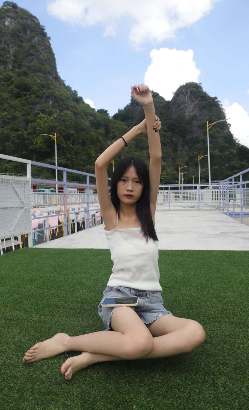 图片[3]-坐在草地上的长发女孩【172P】20012-素云集