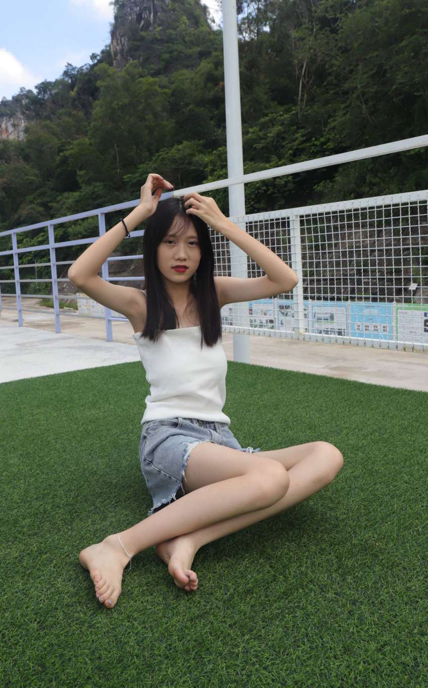 图片[4]-坐在草地上的长发女孩【172P】20012-素云集