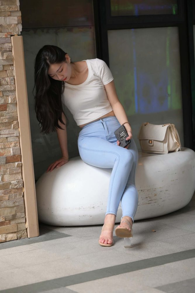 正在逛街的紧身牛仔裤女孩【1112P】J5110-素云集