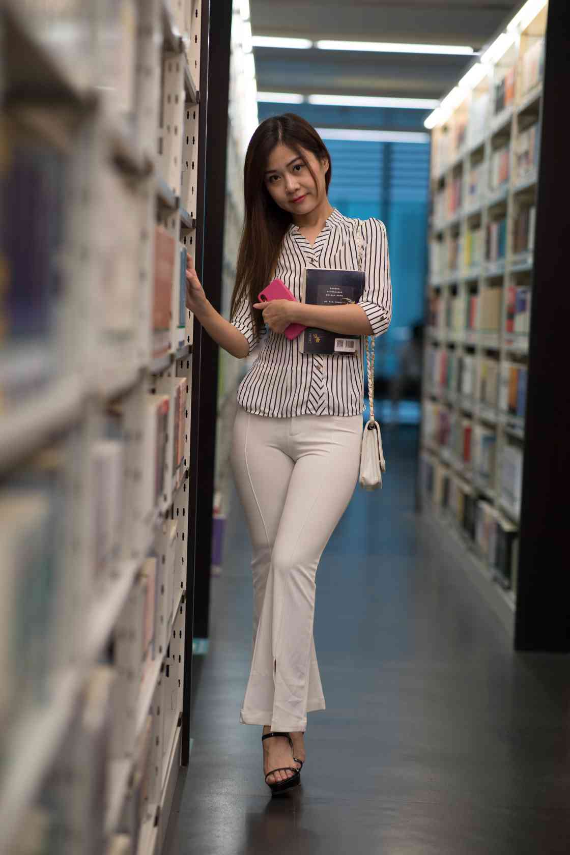 图片[5]-逛书店的白色紧身裤女孩【450P】04040-素云集