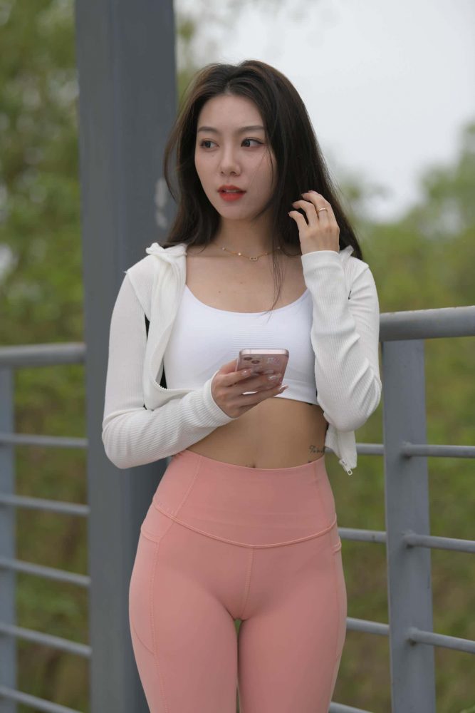 粉色瑜伽裤长发女孩【673P】J3373-素云集