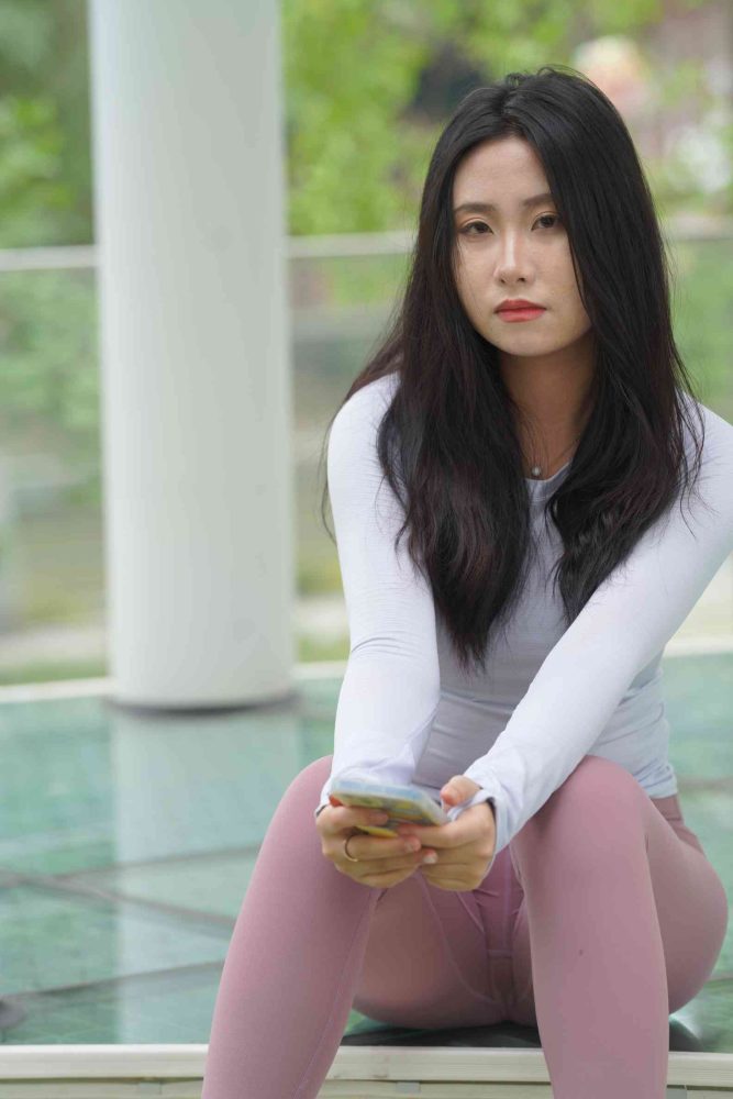 图片[2]-坐在草地玩手机的瑜伽姑娘【733P】04012-素云集