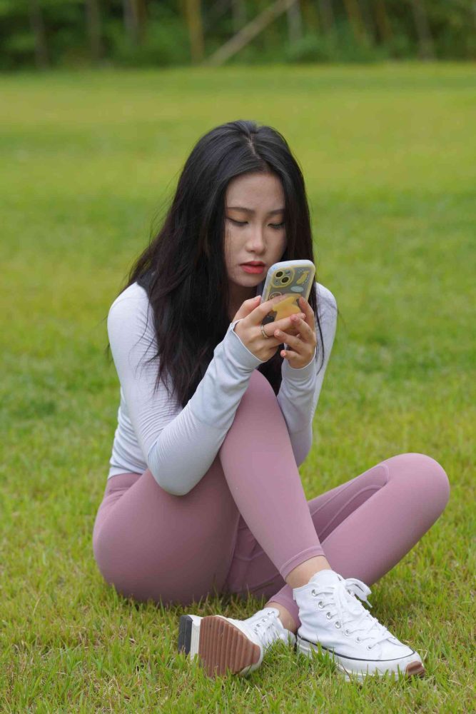 坐在草地玩手机的瑜伽姑娘【733P】04012-素云集