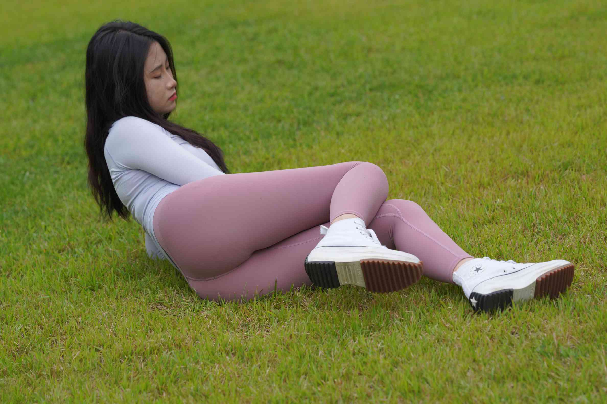 图片[4]-坐在草地玩手机的瑜伽姑娘【733P】04012-素云集