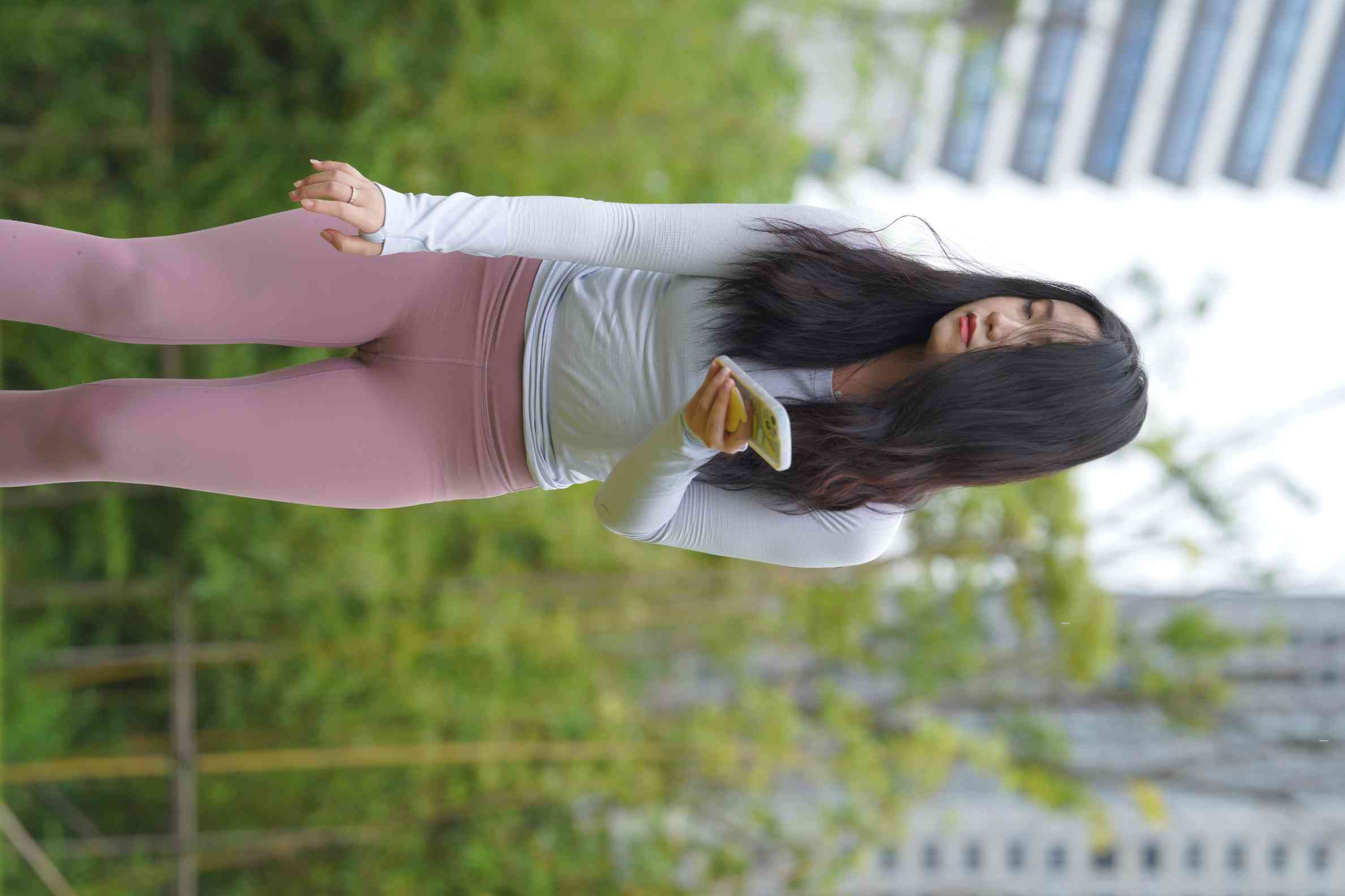 图片[5]-坐在草地玩手机的瑜伽姑娘【733P】04012-素云集