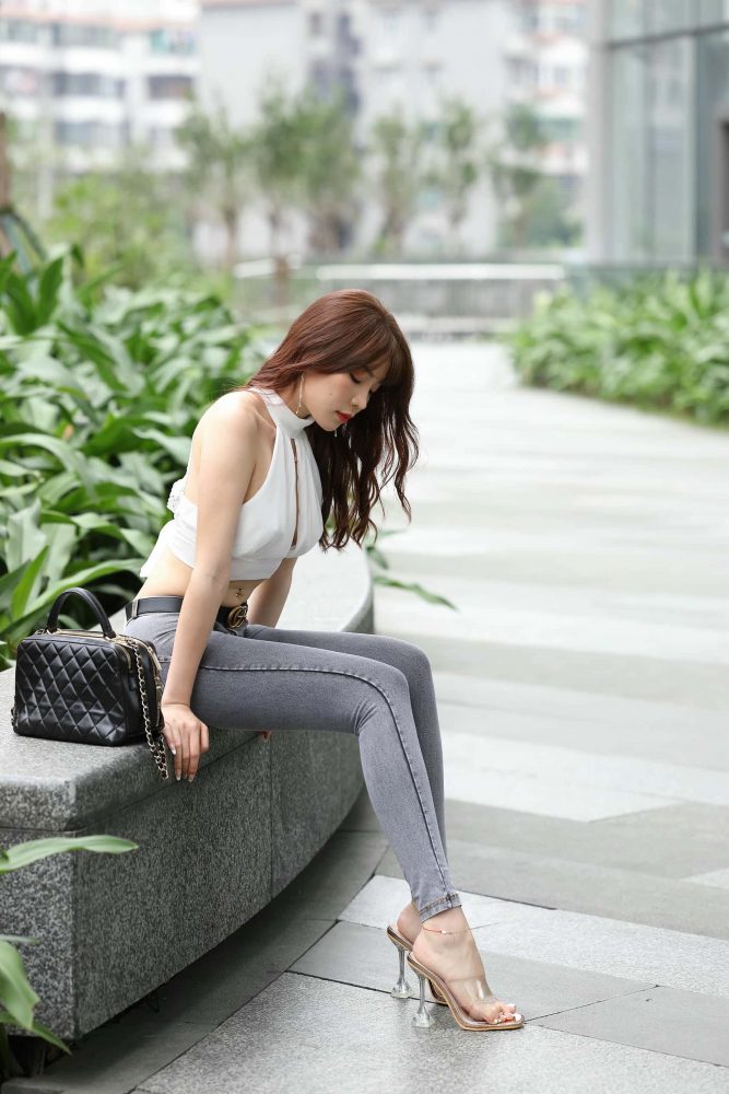 紧身牛仔裤棕发女孩逛商场【124P】000026-素云集