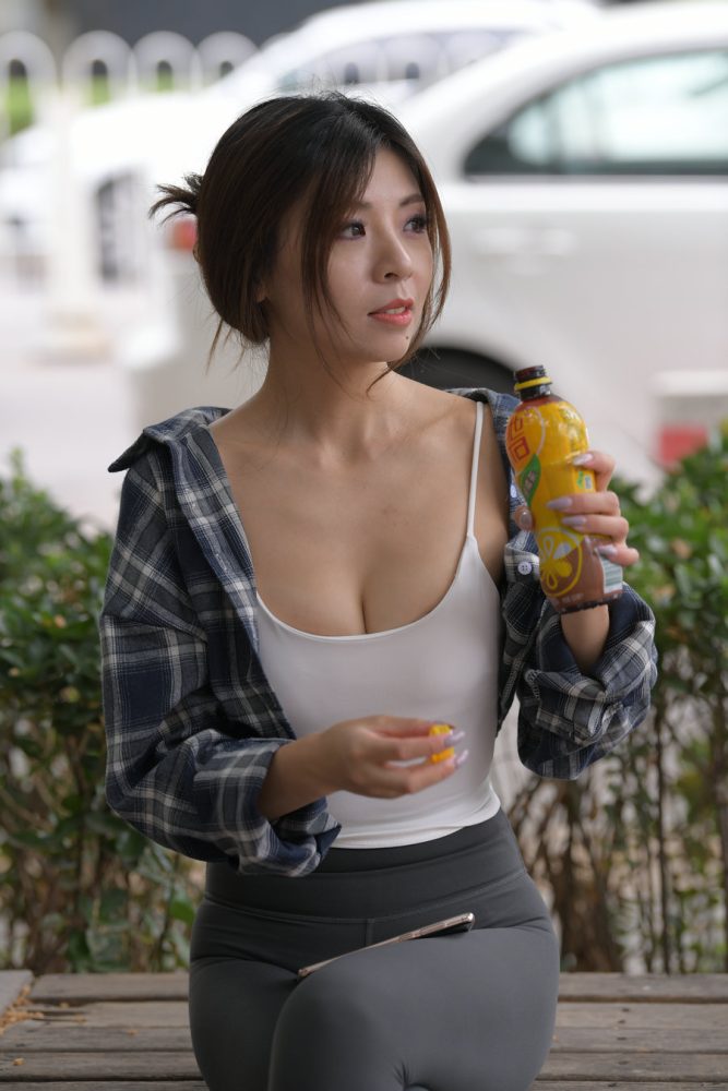 喝饮料的瑜伽裤女孩J2242 383P1V-17.5GB-素云集