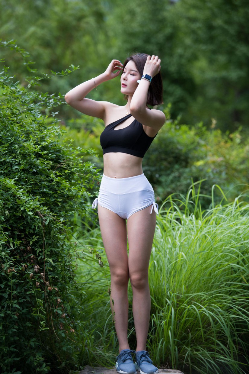 图片[5]-在户外玩耍的白色短裤漂亮姑娘【239P】00061-素云集