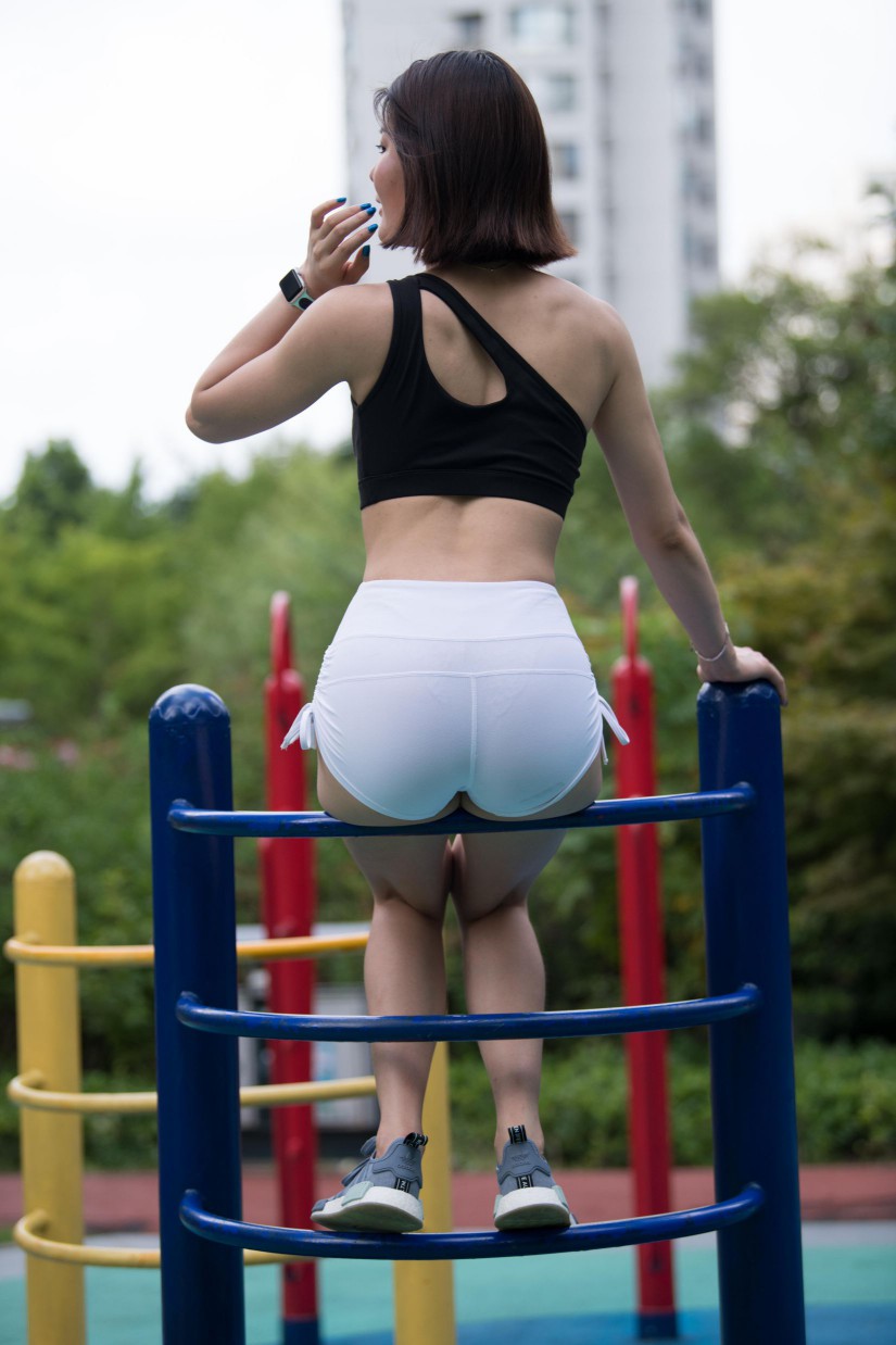 图片[6]-在户外玩耍的白色短裤漂亮姑娘【239P】00061-素云集