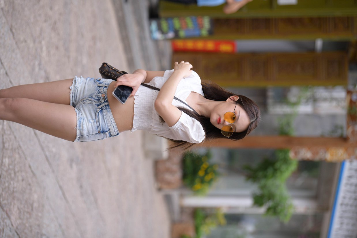 戴太阳镜的牛仔短裤紧身牛仔MM【167P】00021-素云集