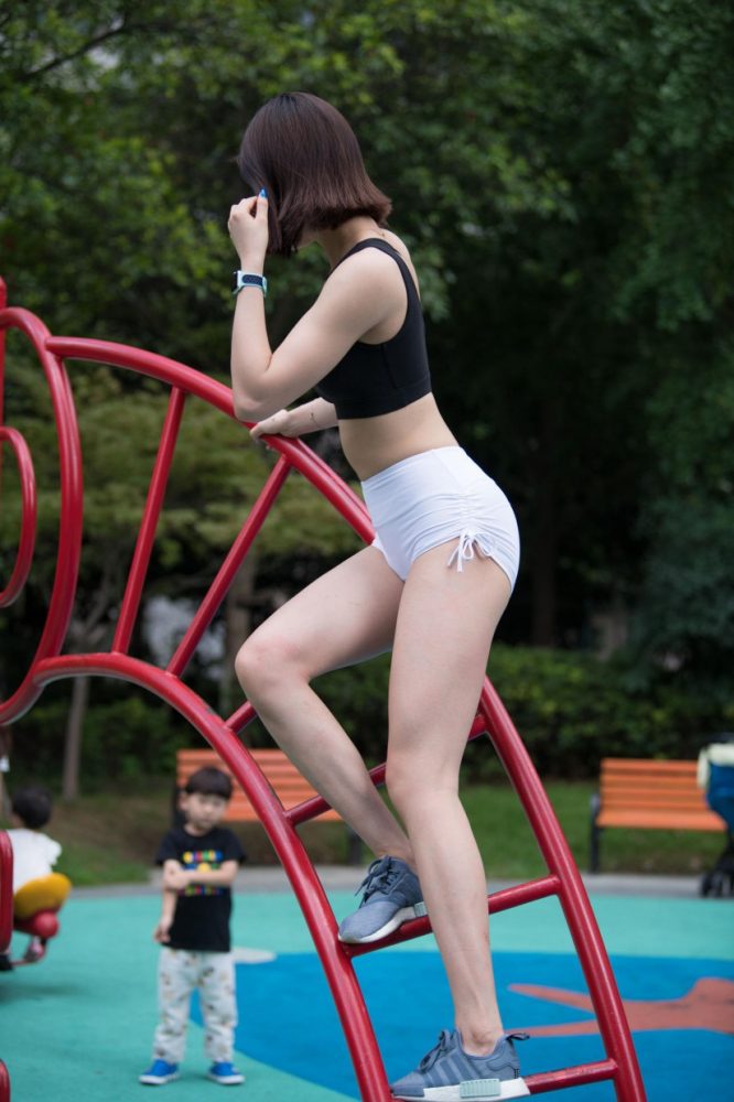 在户外玩耍的白色短裤漂亮姑娘【239P】00061-素云集