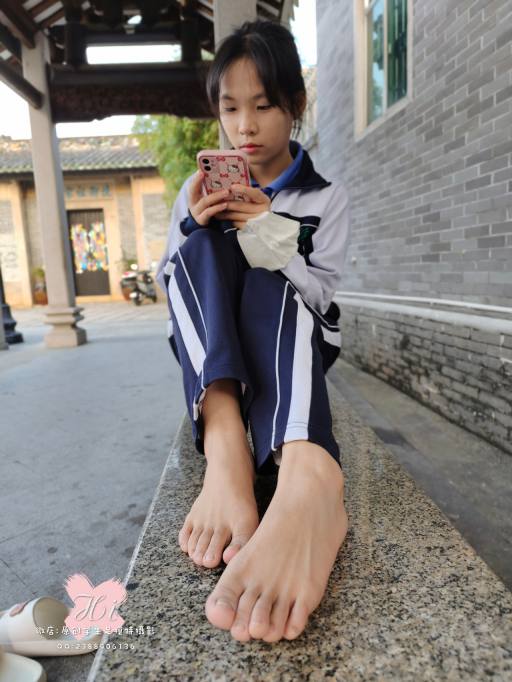 【免费】专心致志玩手机的女孩【42P】20028-素云集