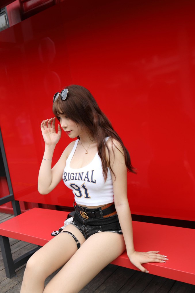 图片[5]-在户外玩单反相机的牛仔热裤女孩【450MB】00032-素云集