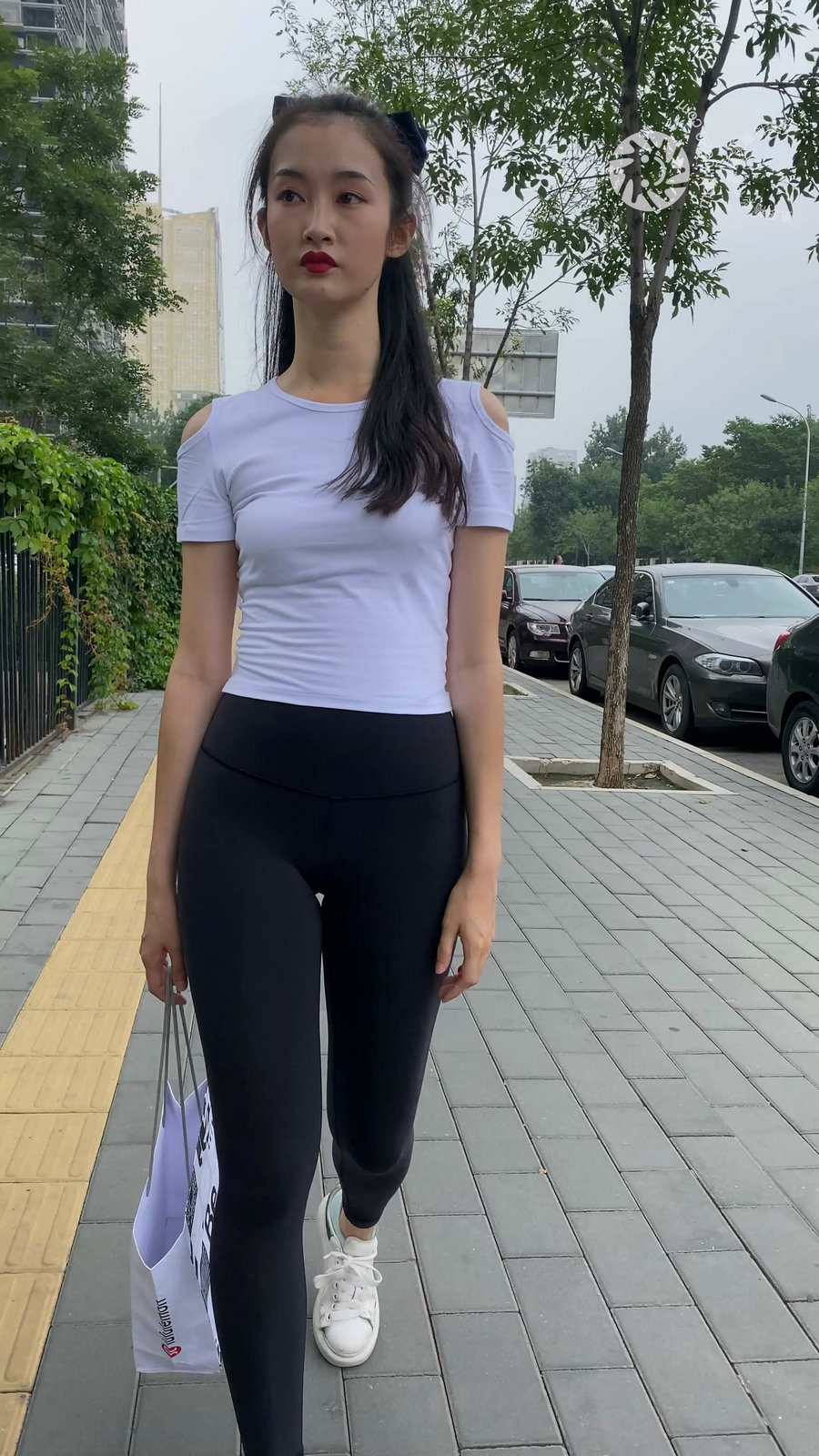 黑色瑜伽裤逛街的女孩J4000 MP4-7.76GB-素云集