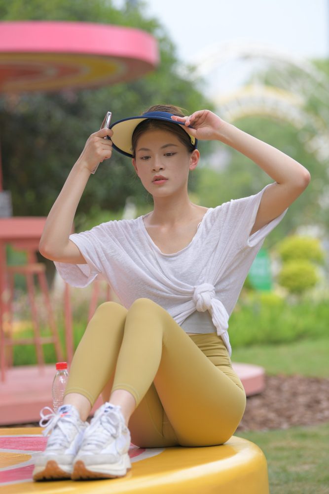 戴着遮阳帽的瑜伽裤女孩J2965 796P1V-27.1GB-素云集