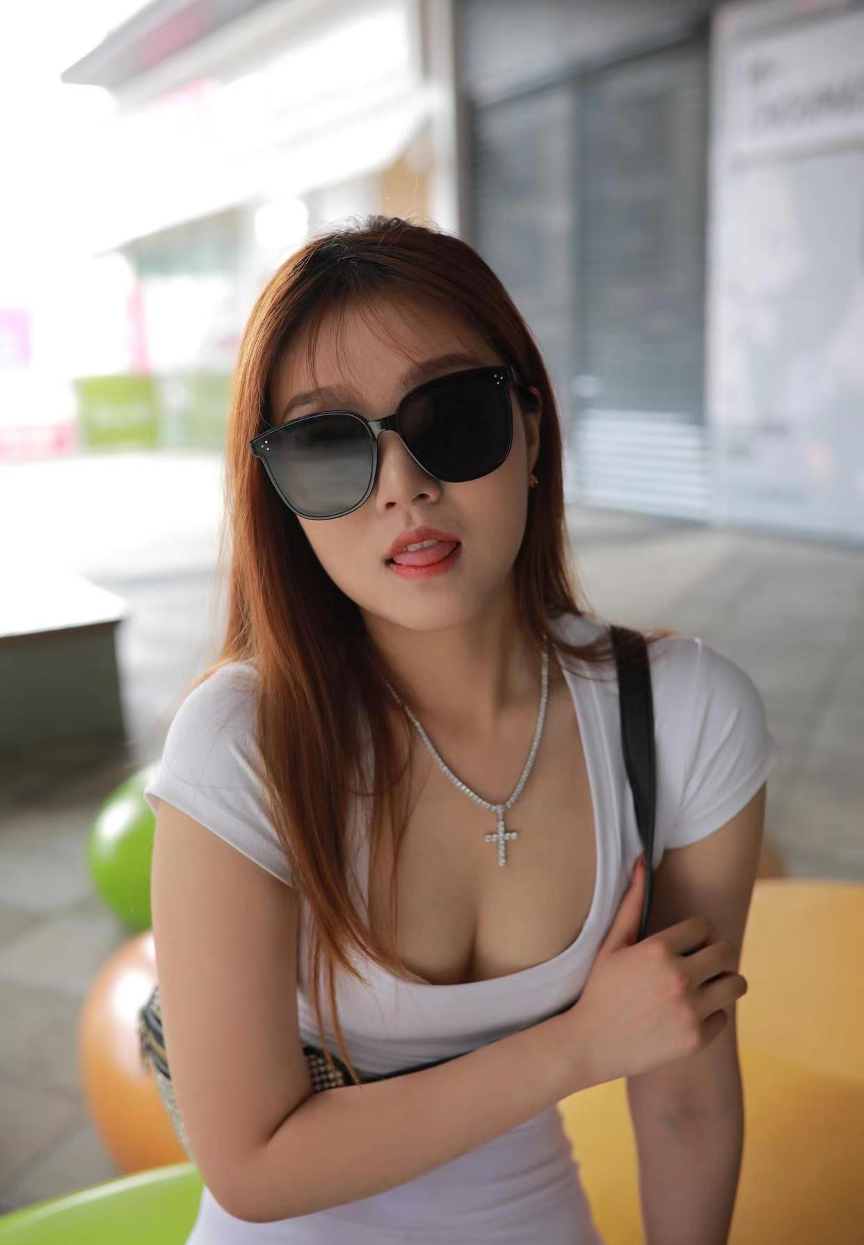 看上去拽拽的瑜伽裤女孩 J1695 425P1V-14.0GB-素云集