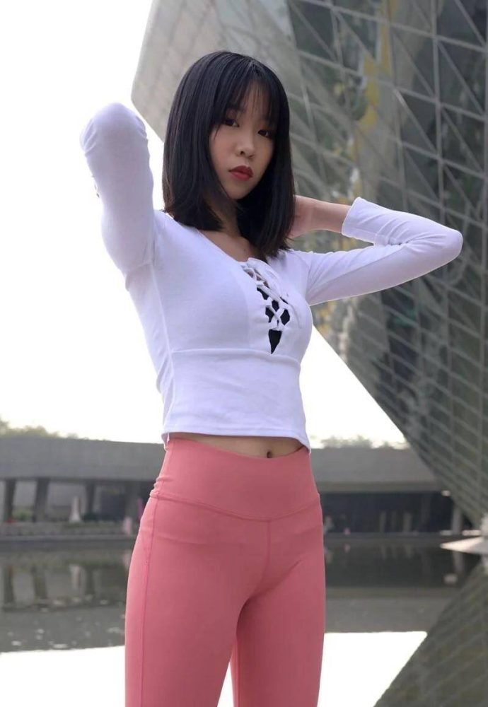 粉色瑜伽裤年轻女孩 J1311 417P17V-14.9GB-素云集