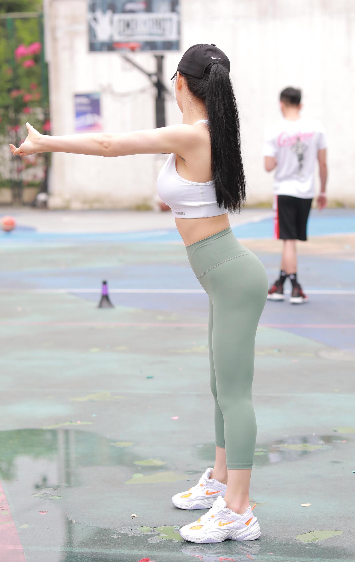 打扮很休闲的瑜伽裤女孩 J1600 415P3V-10.4GB-素云集