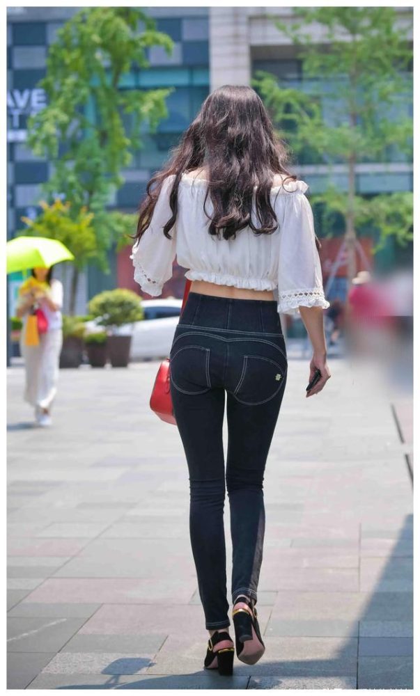 紧身牛仔裤卷发姑娘 J1726 103P-2.28GB-素云集