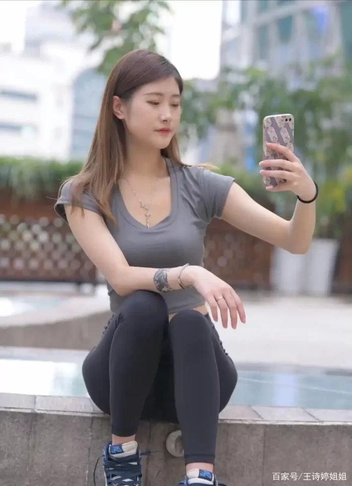 图片[2]-有小虎牙非常甜美的瑜伽裤女孩-素云集