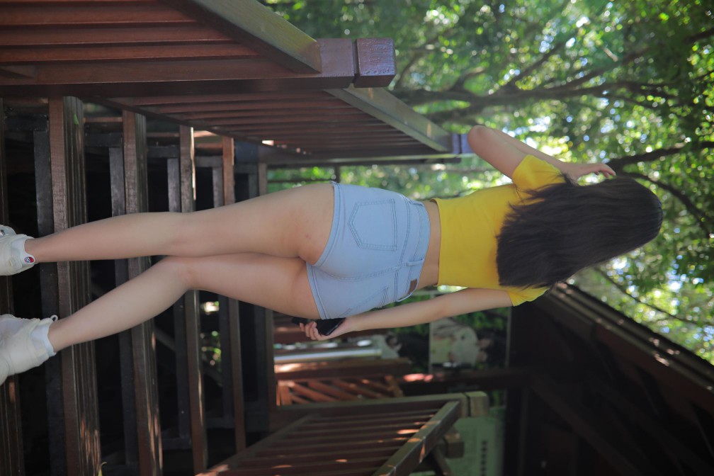 在户外散心的紧身牛仔短裤女孩【536P】00048-素云集