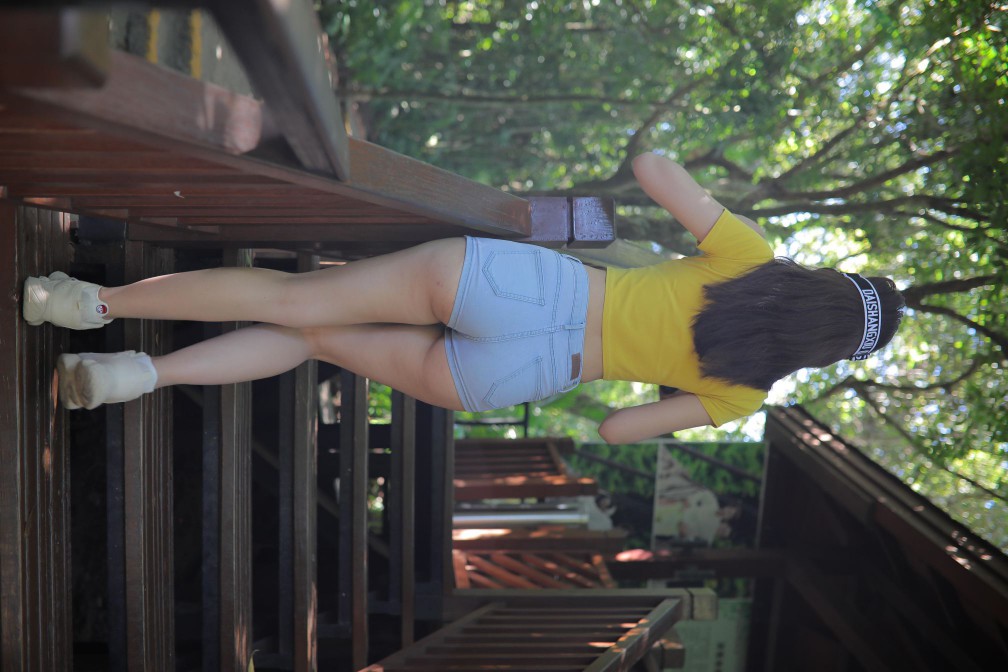 图片[5]-在户外散心的紧身牛仔短裤女孩【536P】00048-素云集