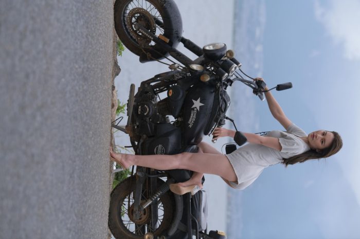 阴雨天在海边骑车的长发女人【156P】00044-素云集