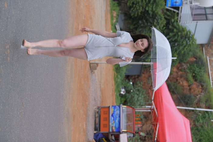 阴雨天在海边骑车的长发女人【156P】00044-素云集