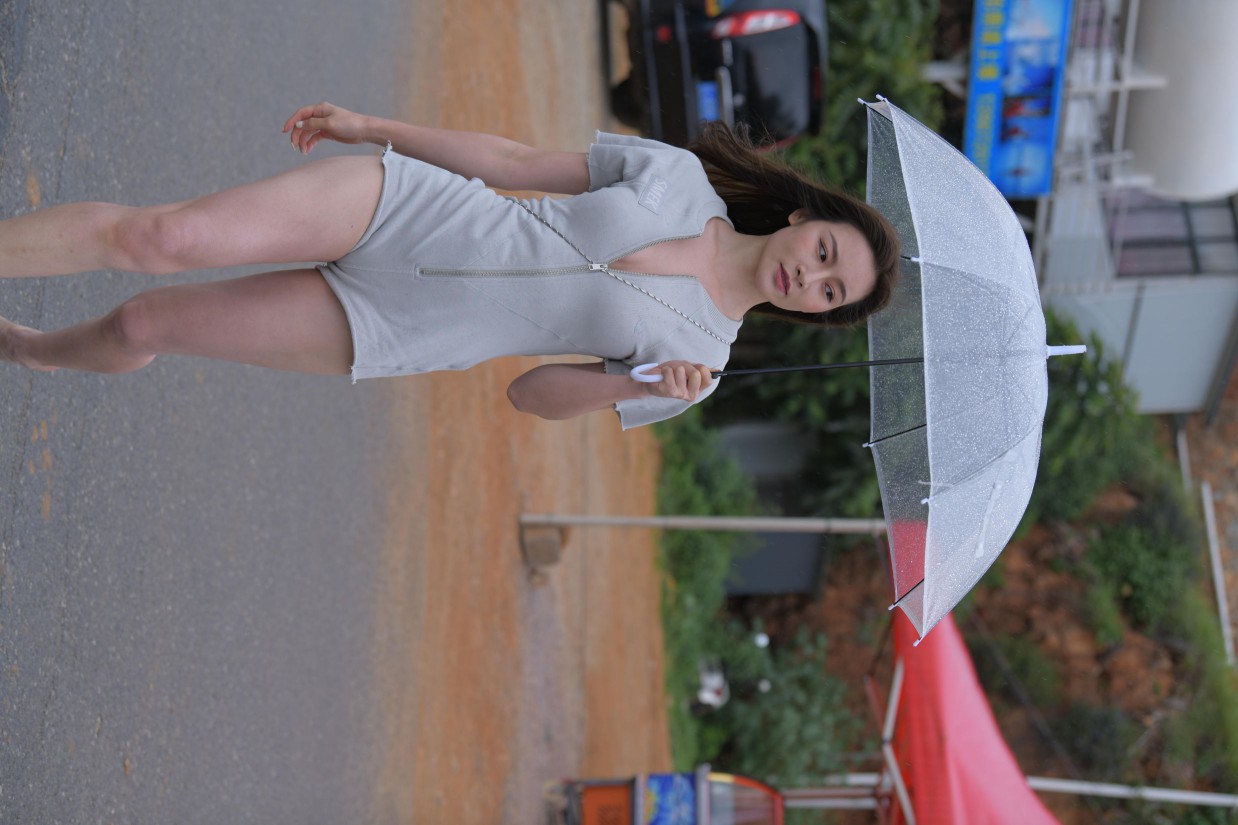 图片[5]-阴雨天在海边骑车的长发女人【156P】00044-素云集