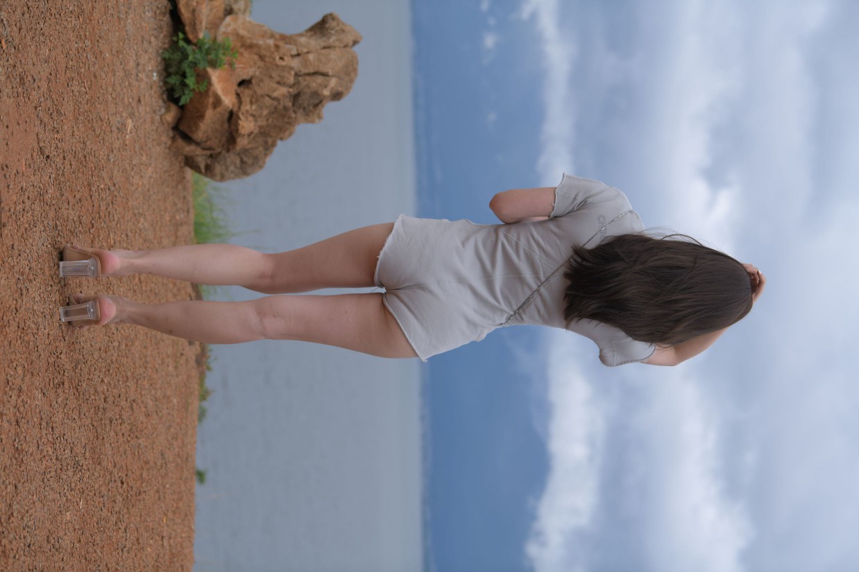 图片[5]-在海边开跑车的连衣短裤女孩【390P】00030-素云集