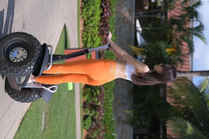 骑着平衡车的橘黄色瑜伽裤妹妹【620P】00054-素云集