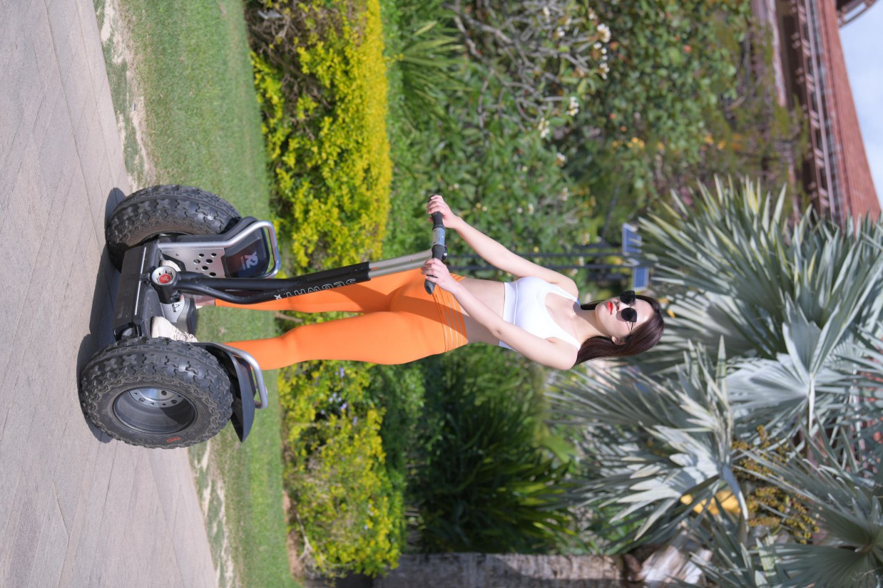 骑着平衡车的橘黄色瑜伽裤妹妹【620P】00054-素云集