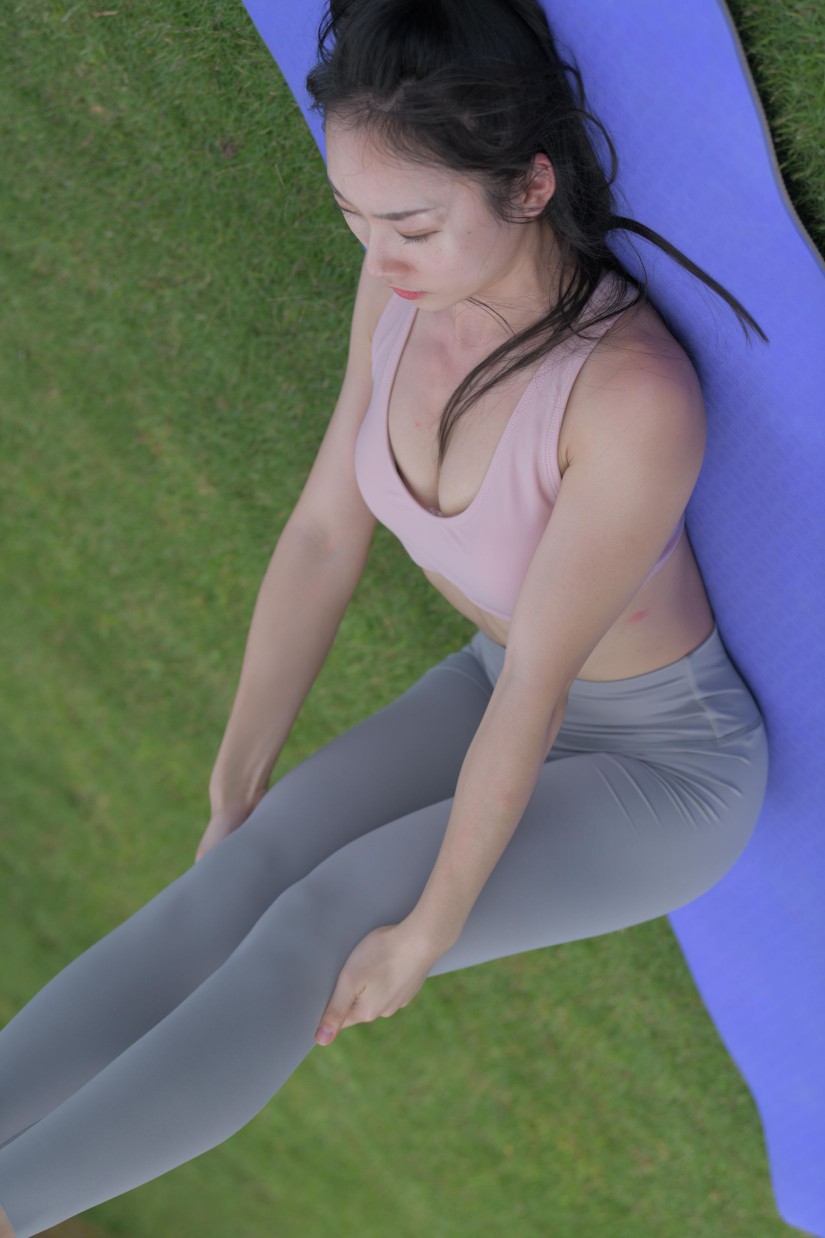 图片[3]-在户外草地上练瑜伽的高马尾女生【235P】00056-素云集