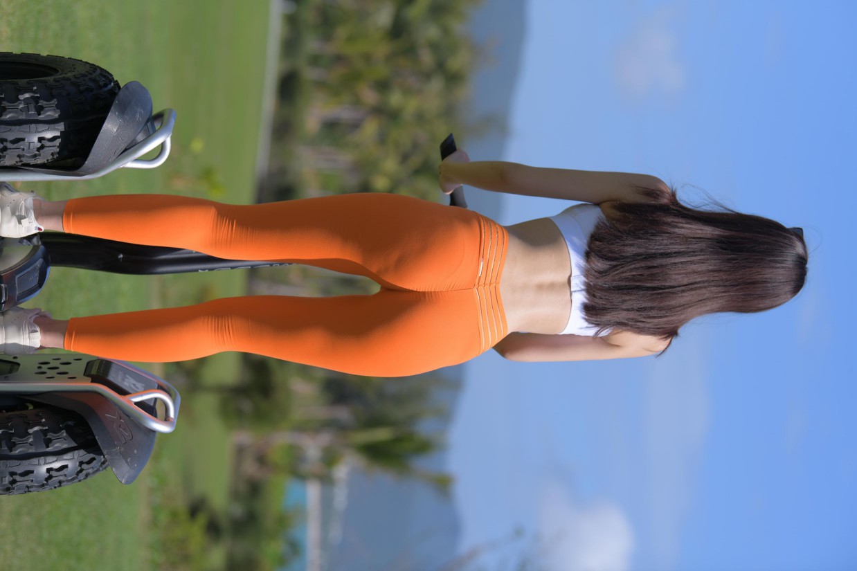 骑着平衡车的橘黄色瑜伽裤妹妹【620P】00054-素云集