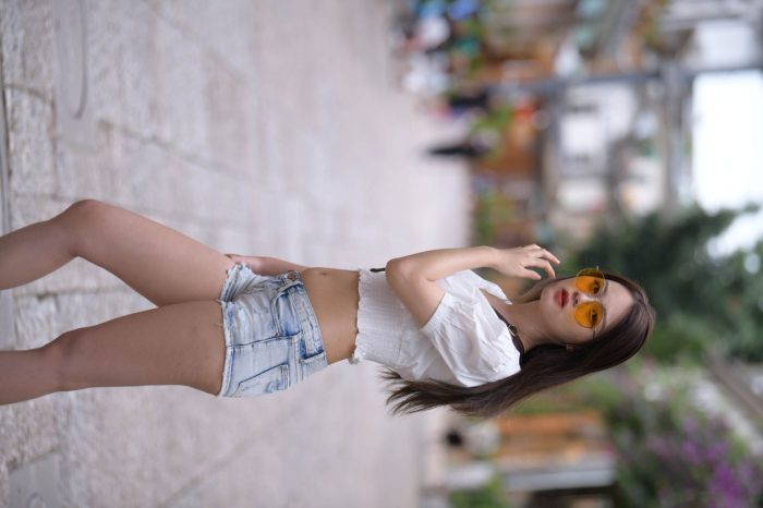 戴太阳镜的牛仔短裤紧身牛仔MM【167P】00021-素云集