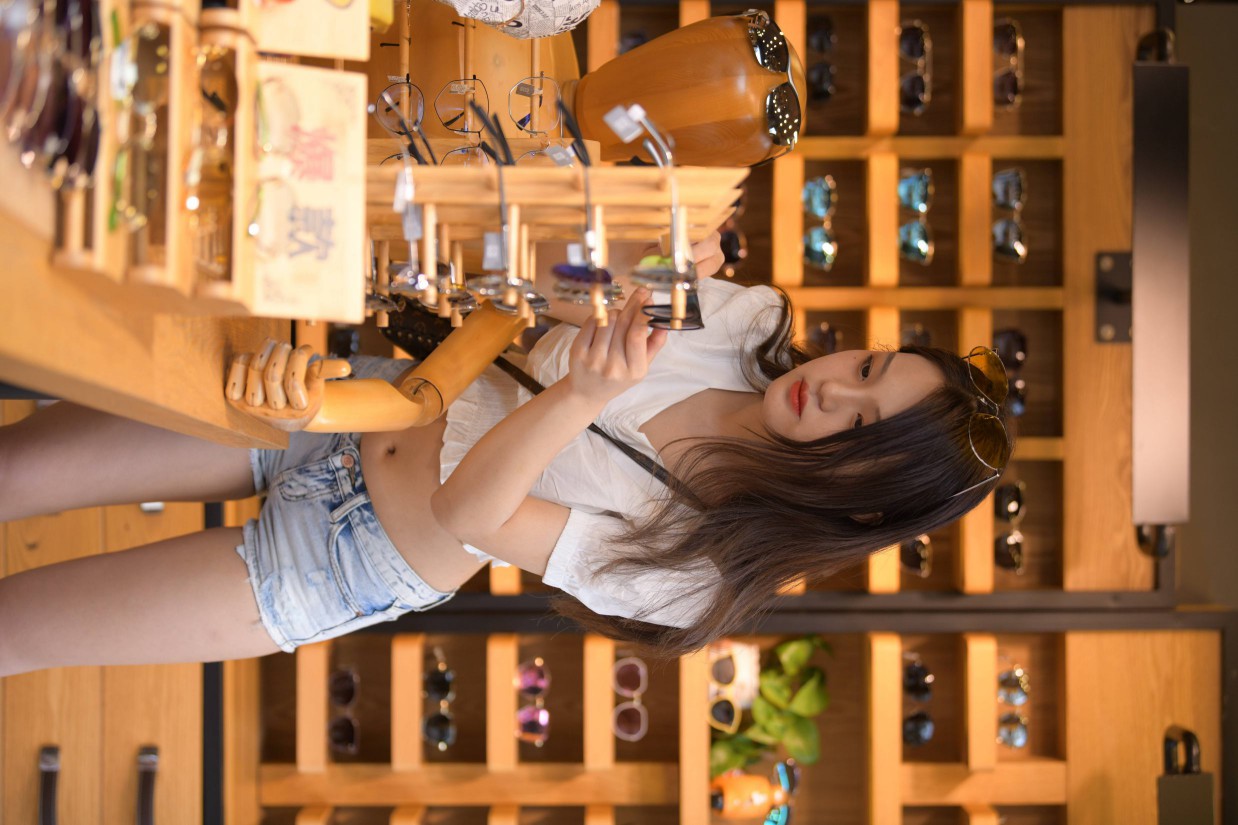 头戴花环的南方姑娘身穿紧身牛仔短裤【161P】00028-素云集