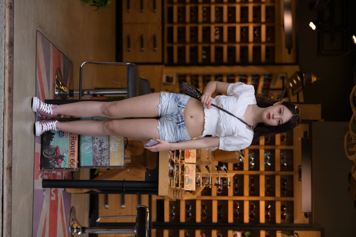 图片[6]-头戴花环的南方姑娘身穿紧身牛仔短裤【161P】00028-素云集