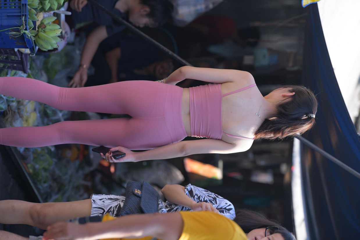 粉色的甜美瑜伽裤女孩在逛街【372P】00057-素云集