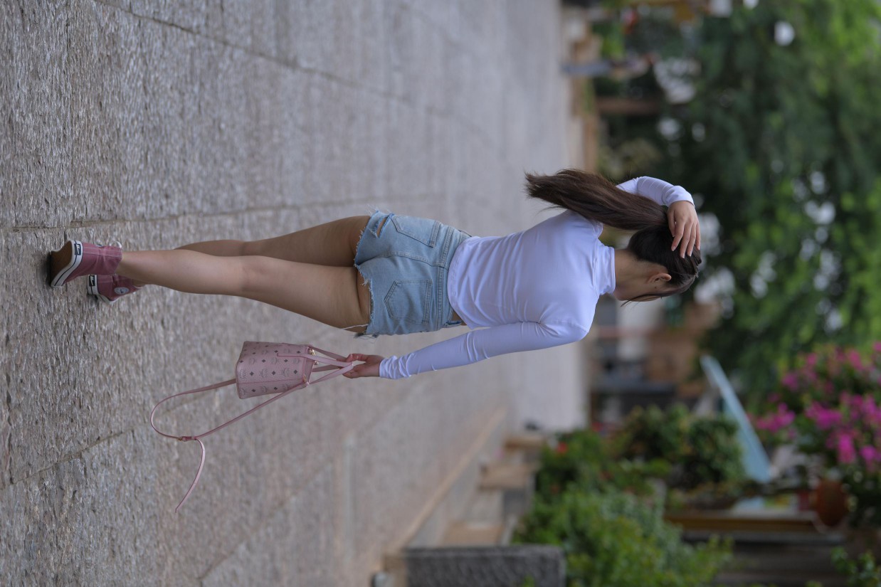 紧身牛仔短裤骑自行车的漂亮女孩【588P】00053-素云集