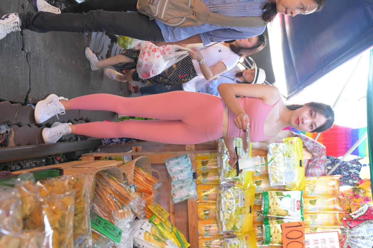 粉色的甜美瑜伽裤女孩在逛街【372P】00057-素云集