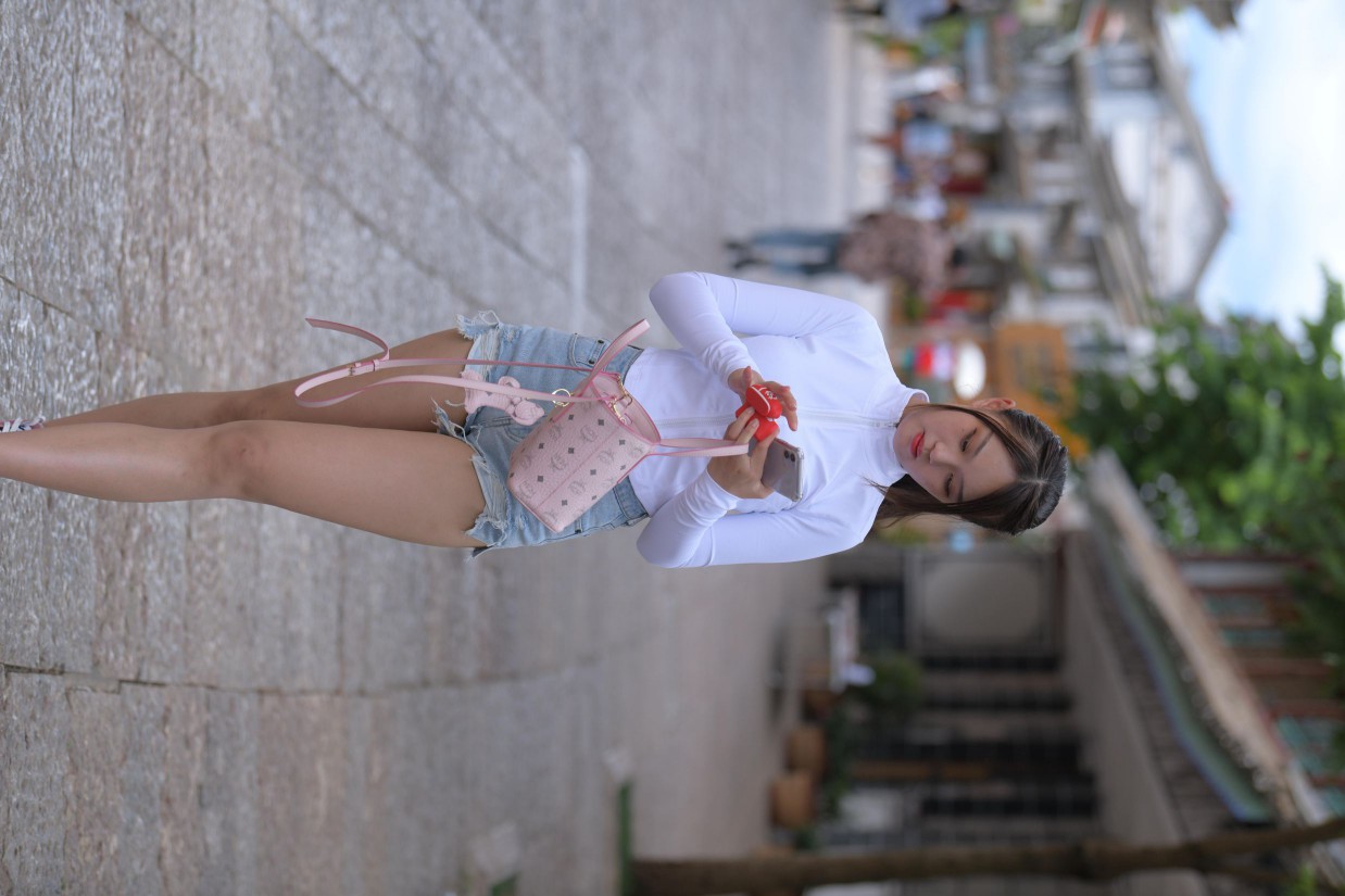 紧身牛仔短裤骑自行车的漂亮女孩【588P】00053-素云集