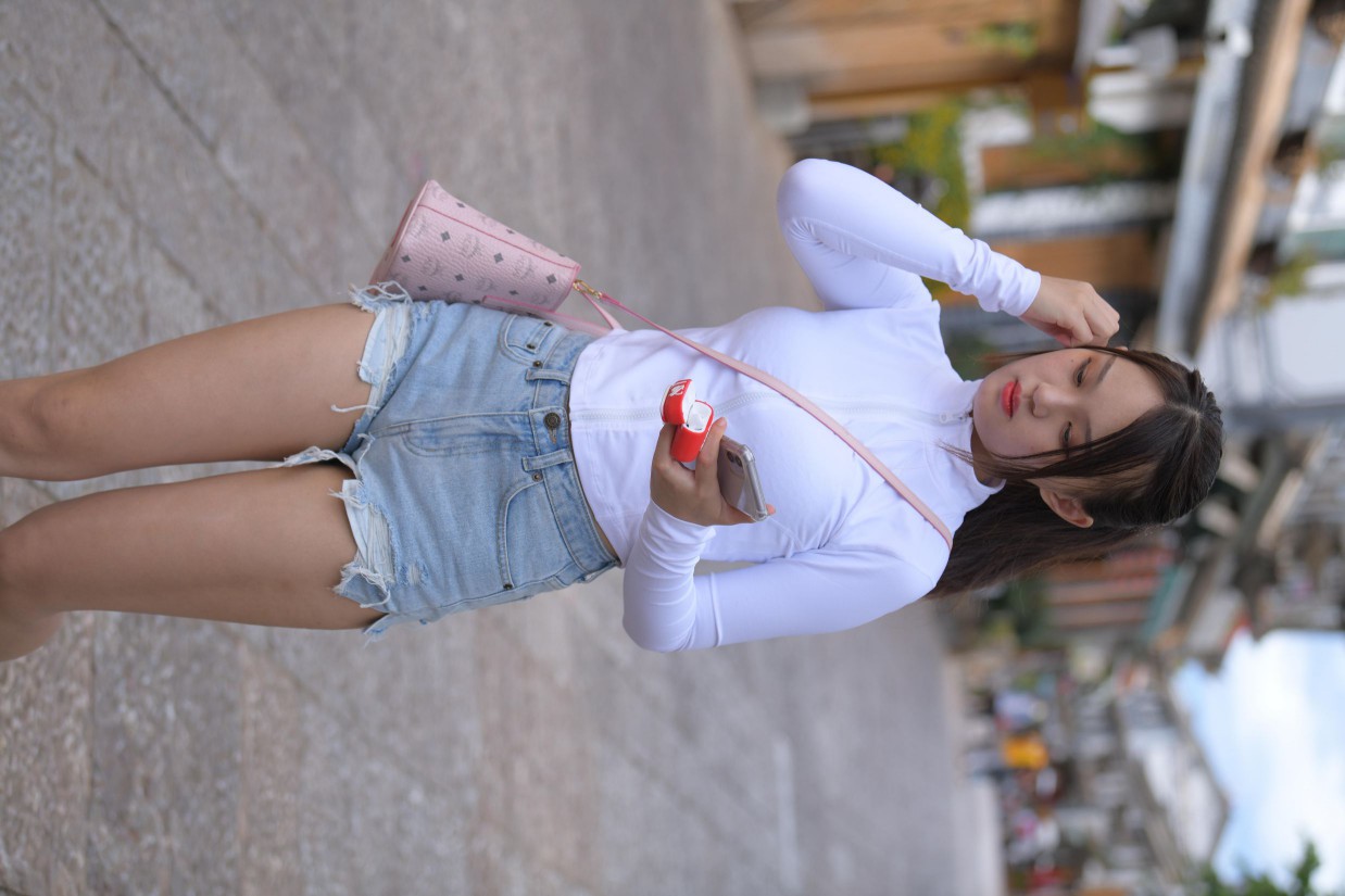 紧身牛仔短裤骑自行车的漂亮女孩【588P】00053-素云集