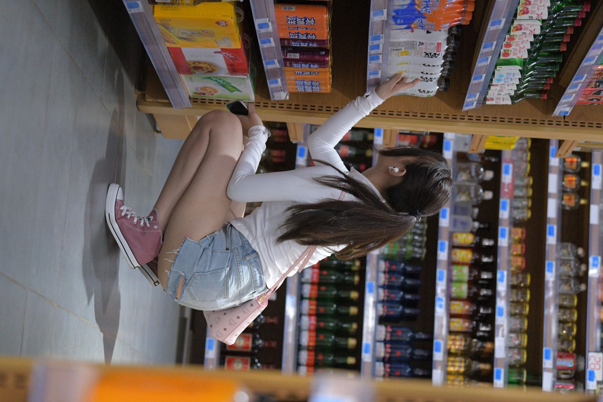 图片[5]-紧身牛仔短裤骑自行车的漂亮女孩【588P】00053-素云集